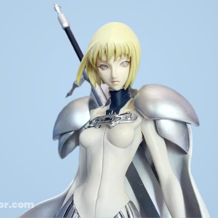 Gros plan sur le visage de la figurine de Clare, personnage principal de Claymore, produite par MegaHouse, illustrant la transformation des figurines en objets de mémoire culturelle.