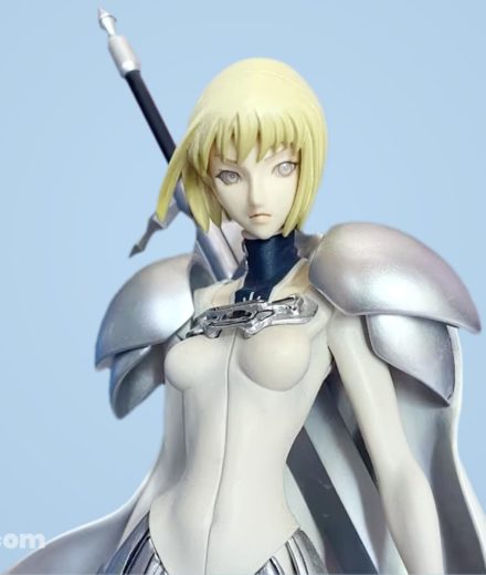 Gros plan sur le visage de la figurine de Clare, personnage principal de Claymore, produite par MegaHouse, illustrant la transformation des figurines en objets de mémoire culturelle.