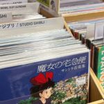 Secret of Mana : la graine qui a fait naître ma passion pour les JRPG Bac de vinyles de bandes originales de films du Studio Ghibli, incluant des œuvres de Hayao Miyazaki, illustrant la montée en valeur des vinyles d’anime et de cinéma comme objets de collection culturelle.