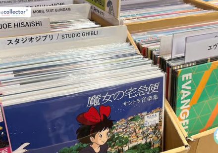 Bac de vinyles de bandes originales de films du Studio Ghibli, incluant des œuvres de Hayao Miyazaki, illustrant la montée en valeur des vinyles d’anime et de cinéma comme objets de collection culturelle.
