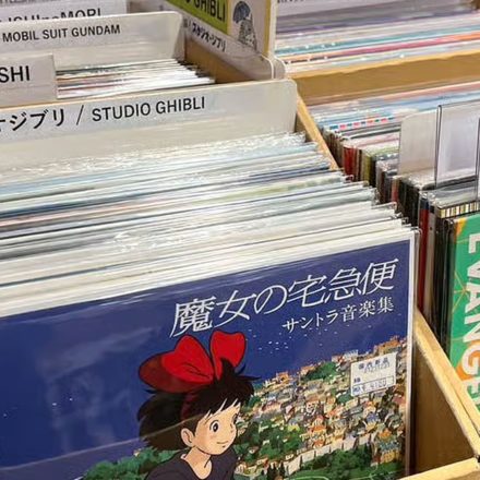 Bac de vinyles de bandes originales de films du Studio Ghibli, incluant des œuvres de Hayao Miyazaki, illustrant la montée en valeur des vinyles d’anime et de cinéma comme objets de collection culturelle.