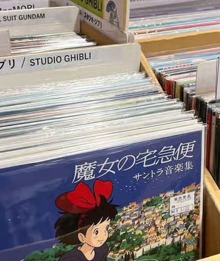 Vinyles OST (jeux vidéo, anime, cinéma …) : pourquoi ces produits dérivés deviennent des objets de mémoire Bac de vinyles de bandes originales de films du Studio Ghibli, incluant des œuvres de Hayao Miyazaki, illustrant la montée en valeur des vinyles d’anime et de cinéma comme objets de collection culturelle.