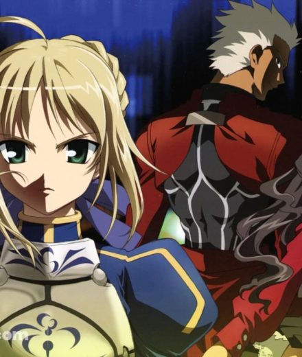 Fate/stay night : pourquoi cet univers m’a marqué avant même que je le comprenne Illustration promotionnelle de Fate/stay night montrant Shirou Emiya entouré de Saber, Archer et Rin Tohsaka, réalisée par le Studio Deen.