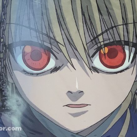 Rilezu officiel de Kurapika au regard déterminé, avec chaîne visible au premier plan, issu de l’anime Hunter × Hunter de 1999.