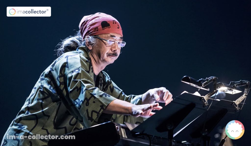 Nobuo Uematsu sur scène à La Cigale à Paris en 2012, dans une photo de concert © créditée David Wolff-Patrick/Redferns/Getty Images.