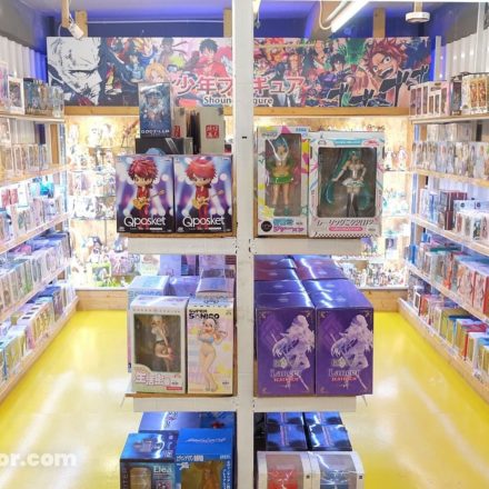 Choisir sa première figurine, c’est déjà choisir la collection qu’on veut construire Magasin de figurines avec vitrines et rayonnages remplis de pièces de collection, utilisé pour illustrer un guide sur les premiers achats.