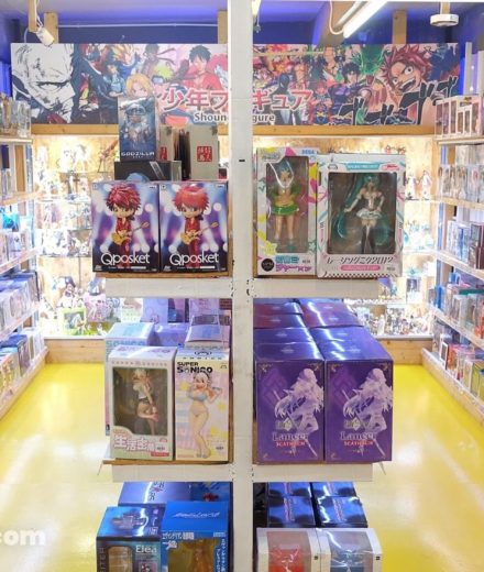 Choisir sa première figurine, c’est déjà choisir la collection qu’on veut construire Magasin de figurines avec vitrines et rayonnages remplis de pièces de collection, utilisé pour illustrer un guide sur les premiers achats.