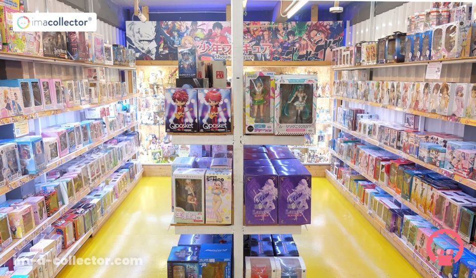 Magasin de figurines avec vitrines et rayonnages remplis de pièces de collection, utilisé pour illustrer un guide sur les premiers achats.