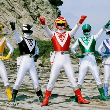 Liveman : pourquoi ce Super Sentai est l’un de mes préférés Visuel de cover réunissant les cinq Liveman : Red Falcon, Yellow Lion, Blue Dolphin, Green Sai et Black Bison