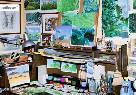 Bureau de travail inspiré du studio Ghibli à Mitaka, avec backgrounds, peintures, crayonnés et documents visuels liés à l’anime art.