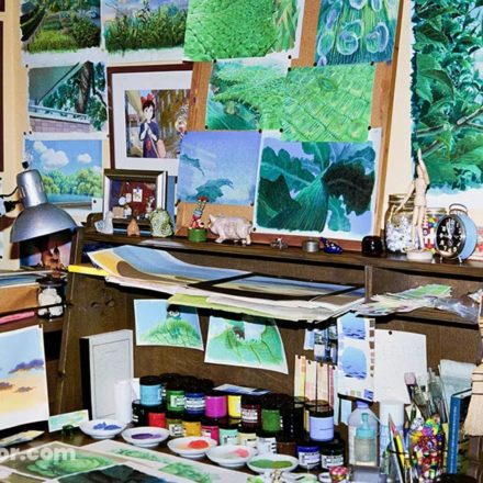 Le glossaire pour t’apprendre à distinguer les différents types de matériaux d’animation avant d’acheter Bureau de travail inspiré du studio Ghibli à Mitaka, avec backgrounds, peintures, crayonnés et documents visuels liés à l’anime art.
