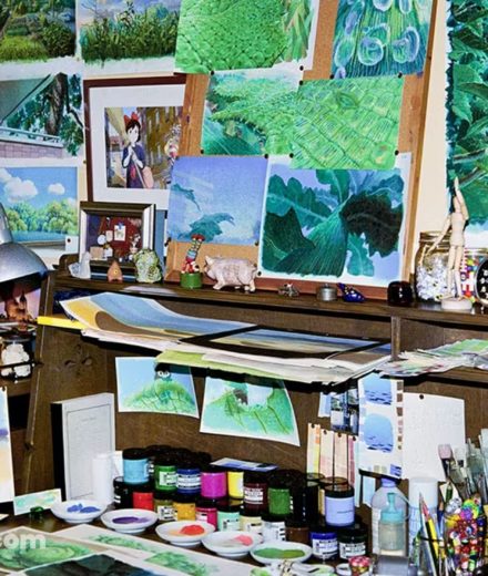 Le glossaire pour t’apprendre à distinguer les différents types de matériaux d’animation avant d’acheter Bureau de travail inspiré du studio Ghibli à Mitaka, avec backgrounds, peintures, crayonnés et documents visuels liés à l’anime art.