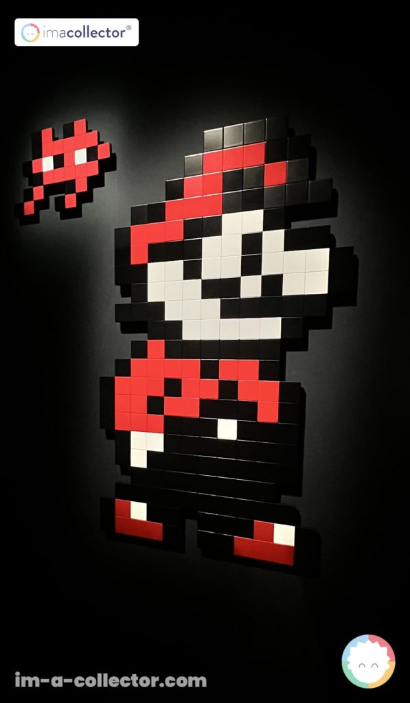 Portrait pixel art de Super Mario à l’entrée de l’exposition Video Games & Music à la Philharmonie de Paris.