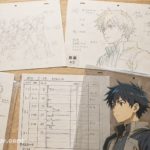 Video Games & Music:ゲーム音楽の展覧会が、音楽そのものを語り忘れるとき 机の上に並べられた、設定資料、動画、原画、タイムライン、タイムシートを含むアニメアート資料一式。