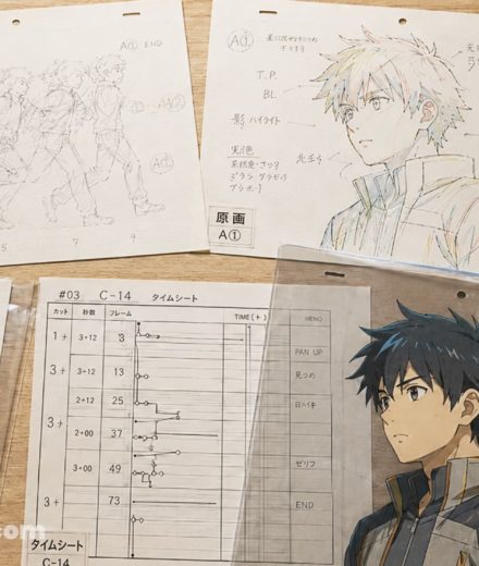 Anime, patrimoine et collection : comment le Japon tente de préserver sa mémoire culturelle Ensemble de documents d’anime art réunissant settei, douga, genga, timeline et time sheet sur un bureau.