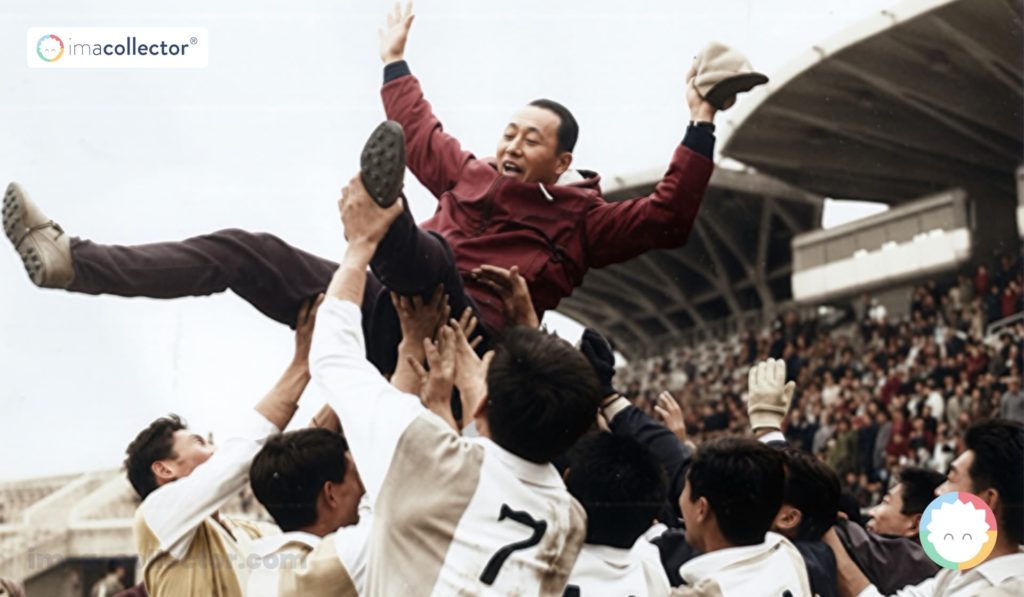 L’entraîneur de Toyo Kogyo porté par ses joueurs après la victoire dans la première Japan Soccer League en 1965.