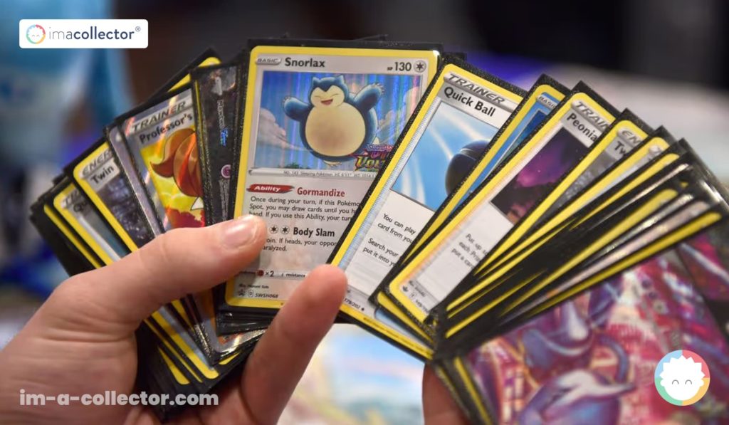 Plusieurs cartes du jeu Pokémon TGC tenues dans une main, représentant la collection et l’intérêt croissant pour la licence.