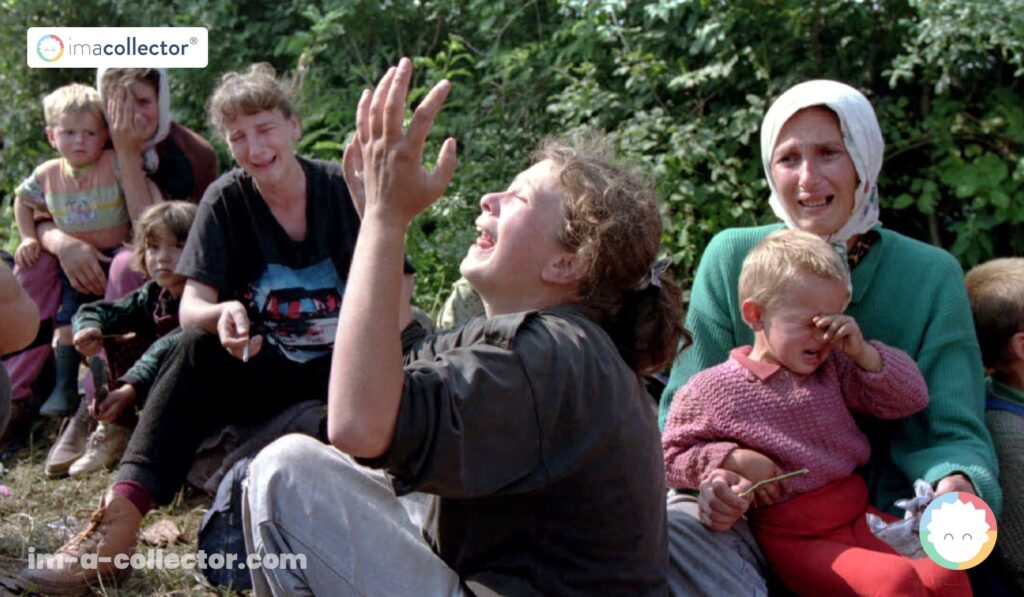 Réfugiées de Srebrenica en pleurs à Tuzla en juillet 1995 après leur évacuation de Potočari.