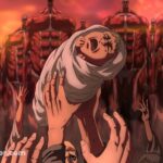 Un enfant en pleurs retenu par plusieurs mains face aux Titans du Grand Terrassement dans la saison finale d’Attack on Titan.