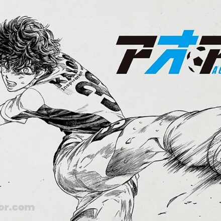 Ashito Aoi, héros d’Ao Ashi, frappant le ballon jambe en extension dans un dessin crayonné en noir et blanc.