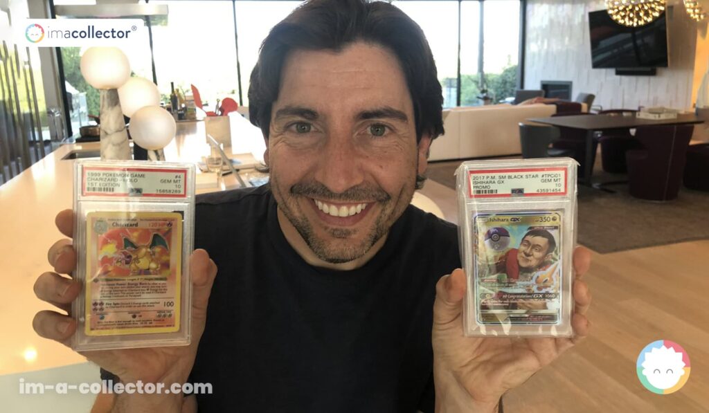 Jeremy Padawer tenant deux cartes Pokémon gradées, dont un Dracaufeu première édition et une carte Ishihara GX.