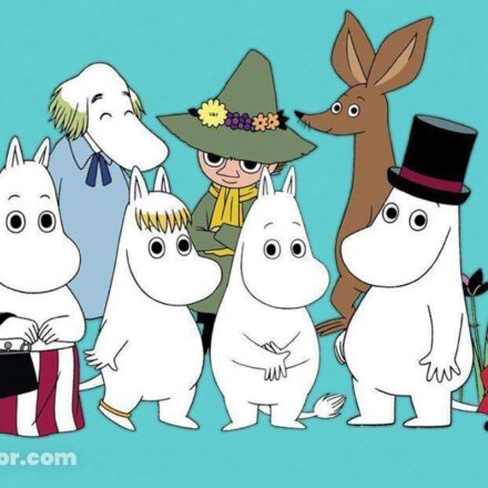 なぜムーミンは日本でこれほど人気なのか? Les personnages des Moomins réunis pour illustrer leur popularité et leur histoire culturelle au Japon.