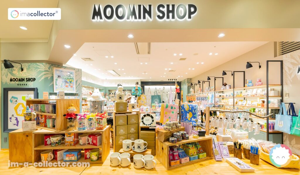 Vitrine du Moomin Shop Osaka au centre commercial Lucua Osaka, présentant plusieurs produits dérivés de l’univers des Moomins.