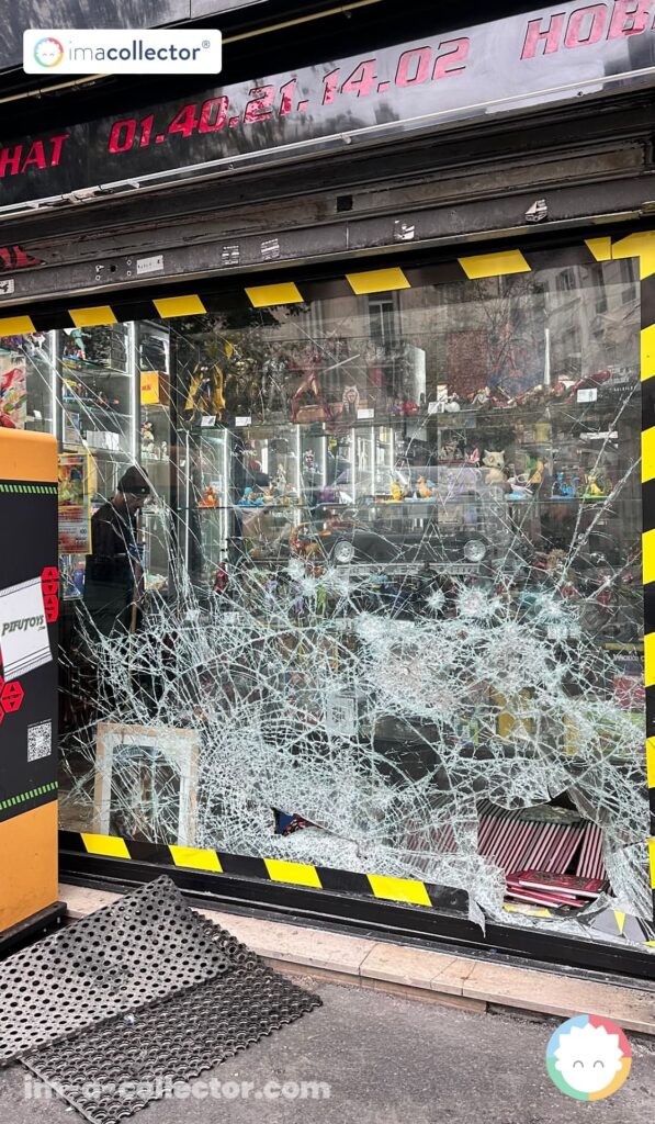 Vitrine brisée du magasin Hobby One à Paris, spécialisé dans les figurines et objets de collection, après des actes de vandalisme.