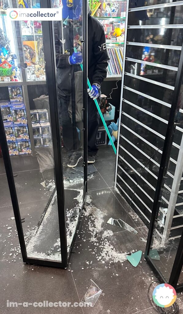 Intérieur du magasin Hobby One à Paris, avec une vitrine brisée au sol pendant le nettoyage après les dégradations.