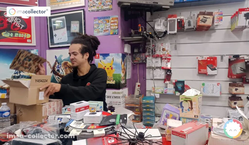 Un membre de l'équipe de Sat.Elite Video Games à Paris trie des produits et accessoires Nintendo après les pillages du 17 octobre 2026.